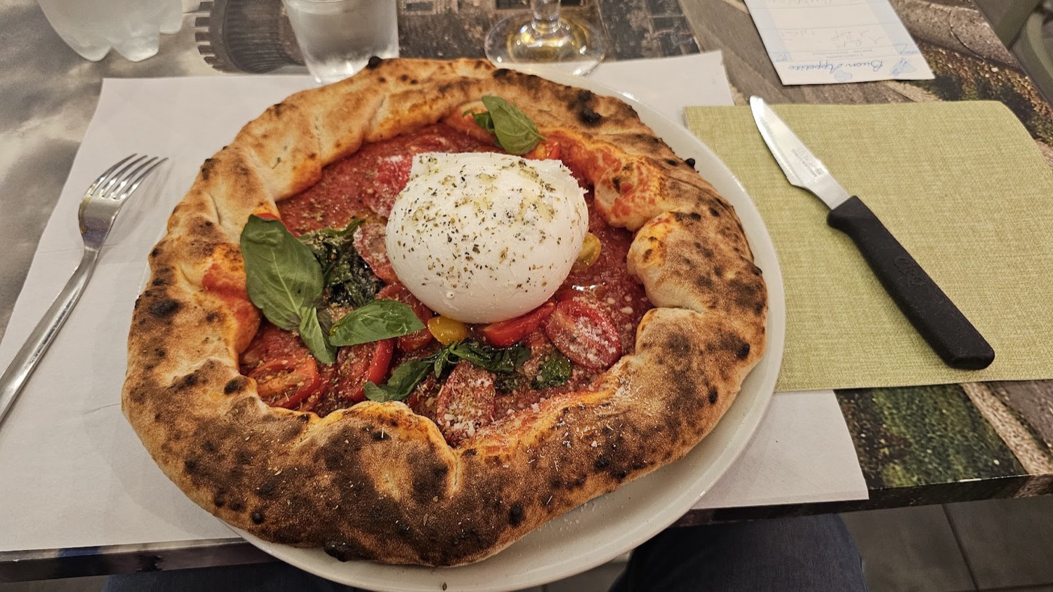 Pizza napoletana con burrata, pomodorini e basilico