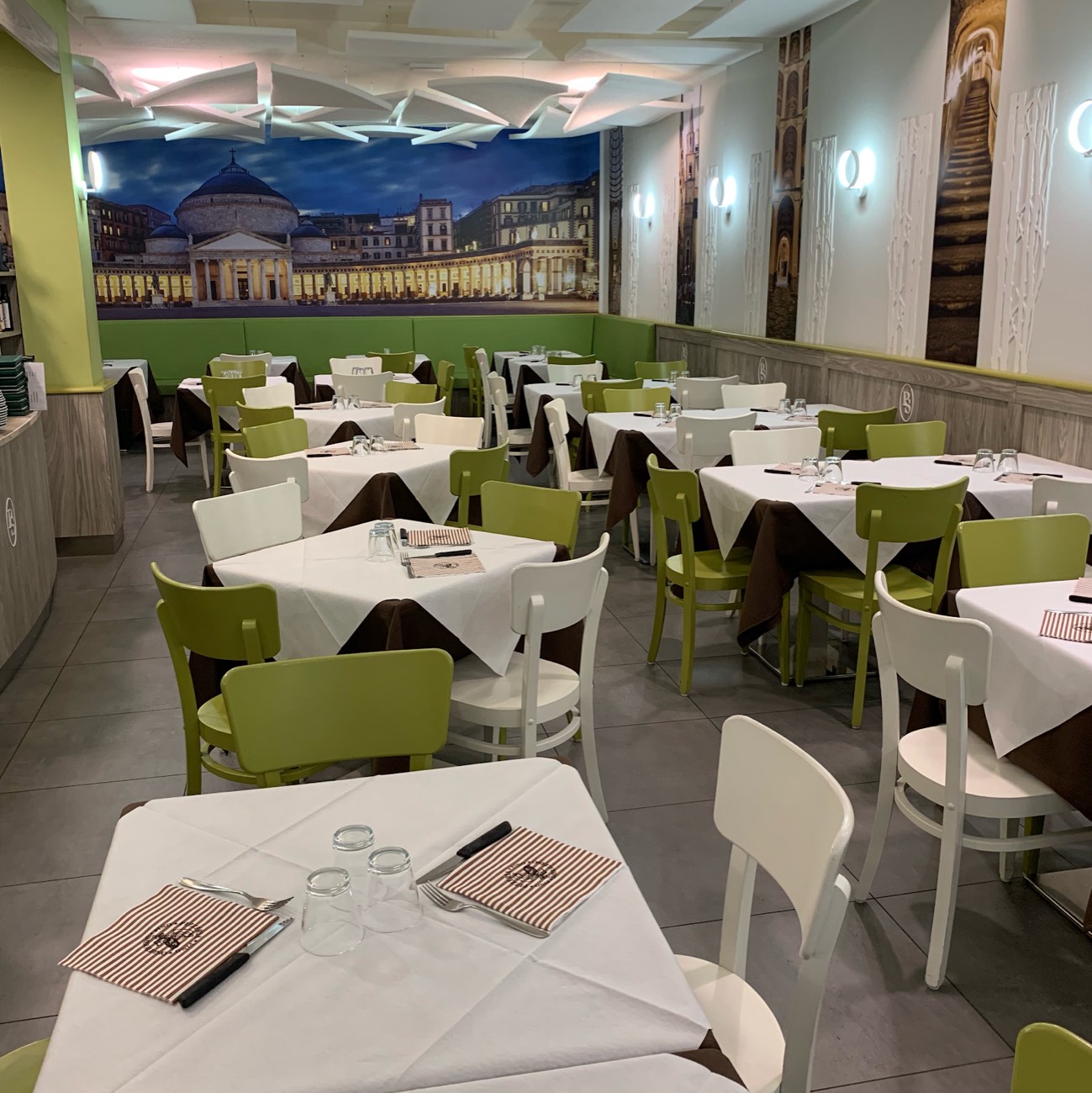 La sala di Pino Smeraldino con il murale di Piazza del Plebiscito